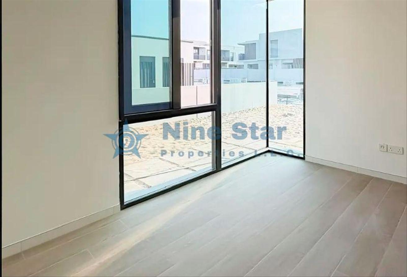 SINGLE ROW / VACANT photo 6