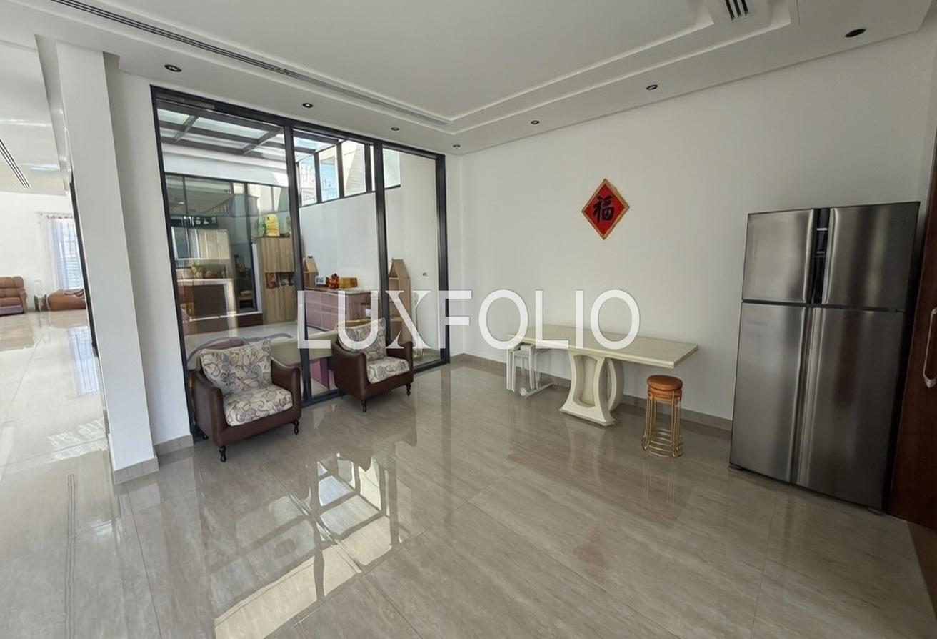 Large Layout | Vacant | Private Pool photo 8