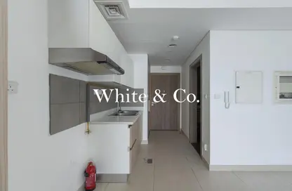 شقة - 1 حمام للايجار في لا بيرلا بلانكا - منطقة 15 - قرية جميرا الدائرية - دبي