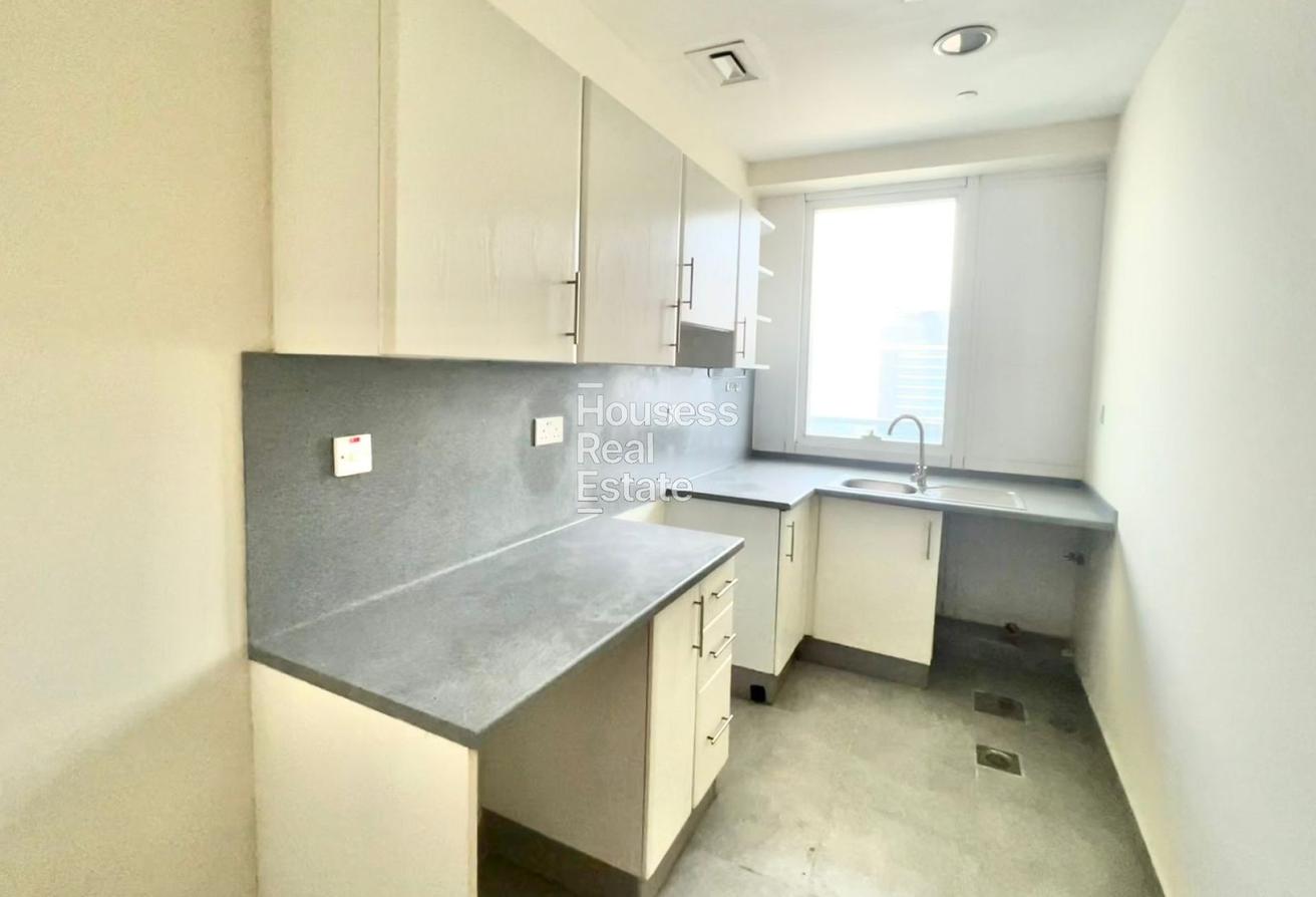 Chiller Free | Next To Metro | Well Maintained photo 4