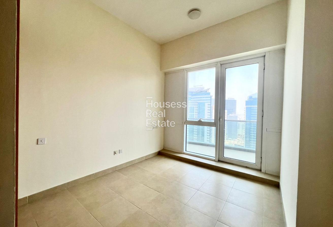 Chiller Free | Next To Metro | Well Maintained photo 5