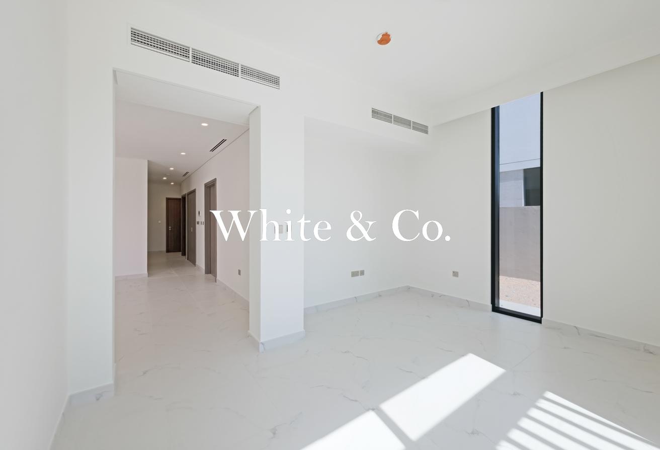 Available Now | 5 Bedrooms | Corner Unit photo 8