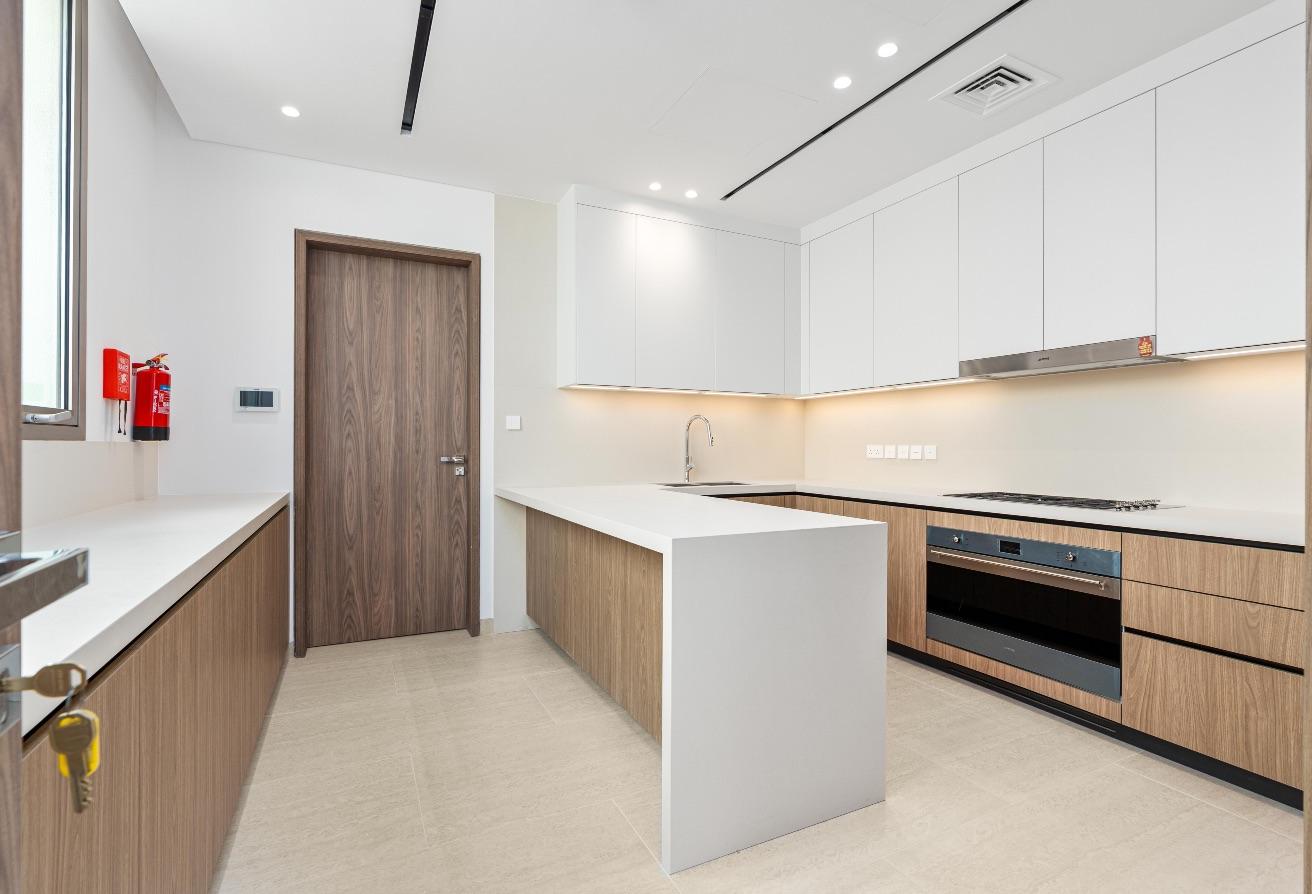 Brand New 5BR Villa | Corner Unit | Prime Location photo 9