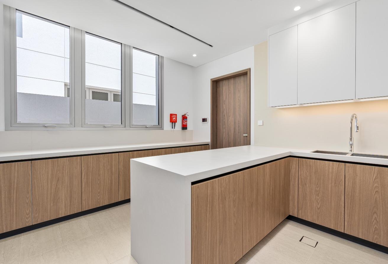 Brand New 5BR Villa | Corner Unit | Prime Location photo 12