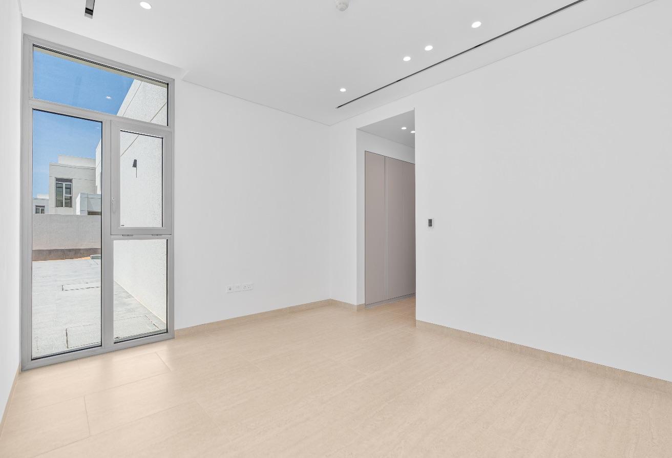 Brand New 5BR Villa | Corner Unit | Prime Location photo 14