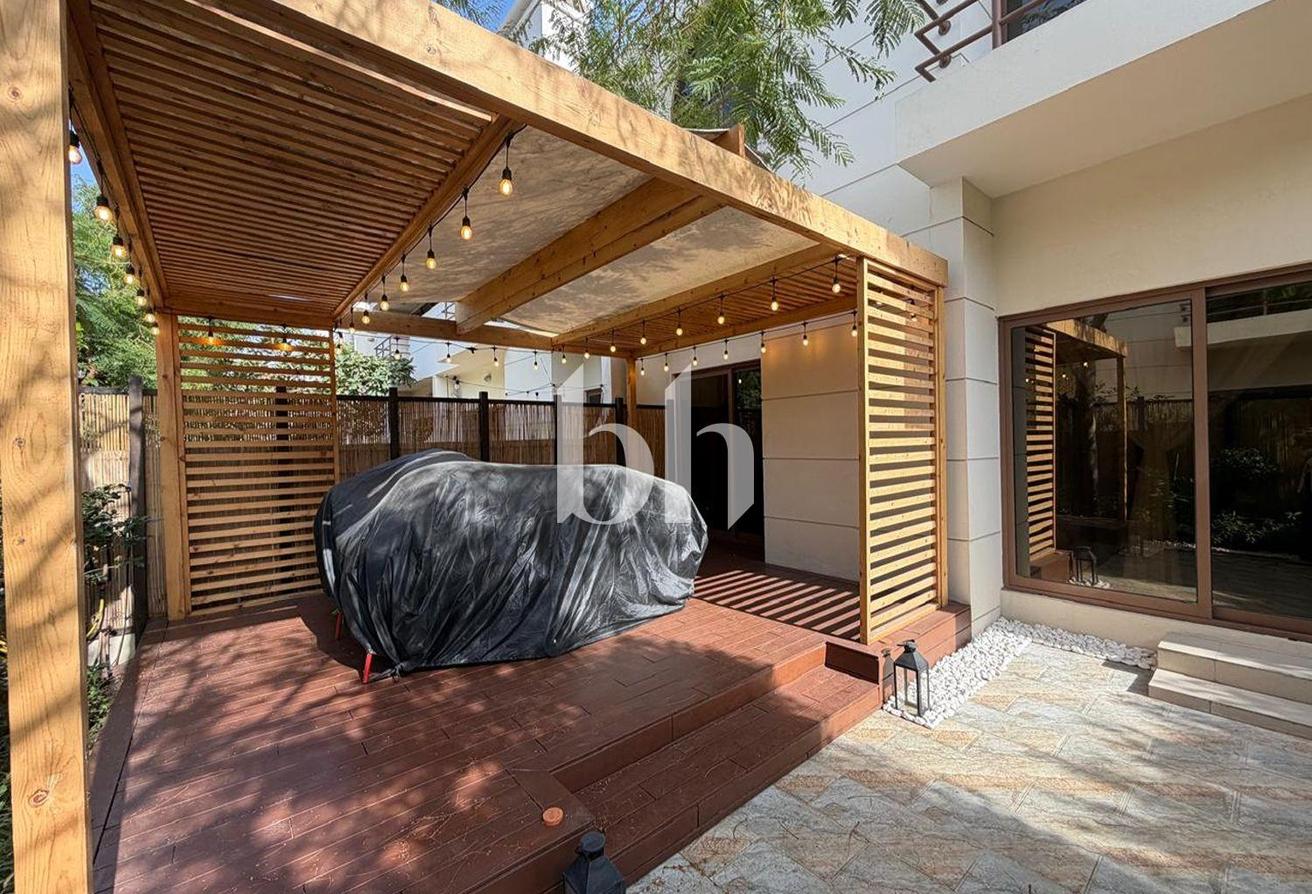 Upgraded 4 Bedroom | Unfurnished | Private Garden photo 4