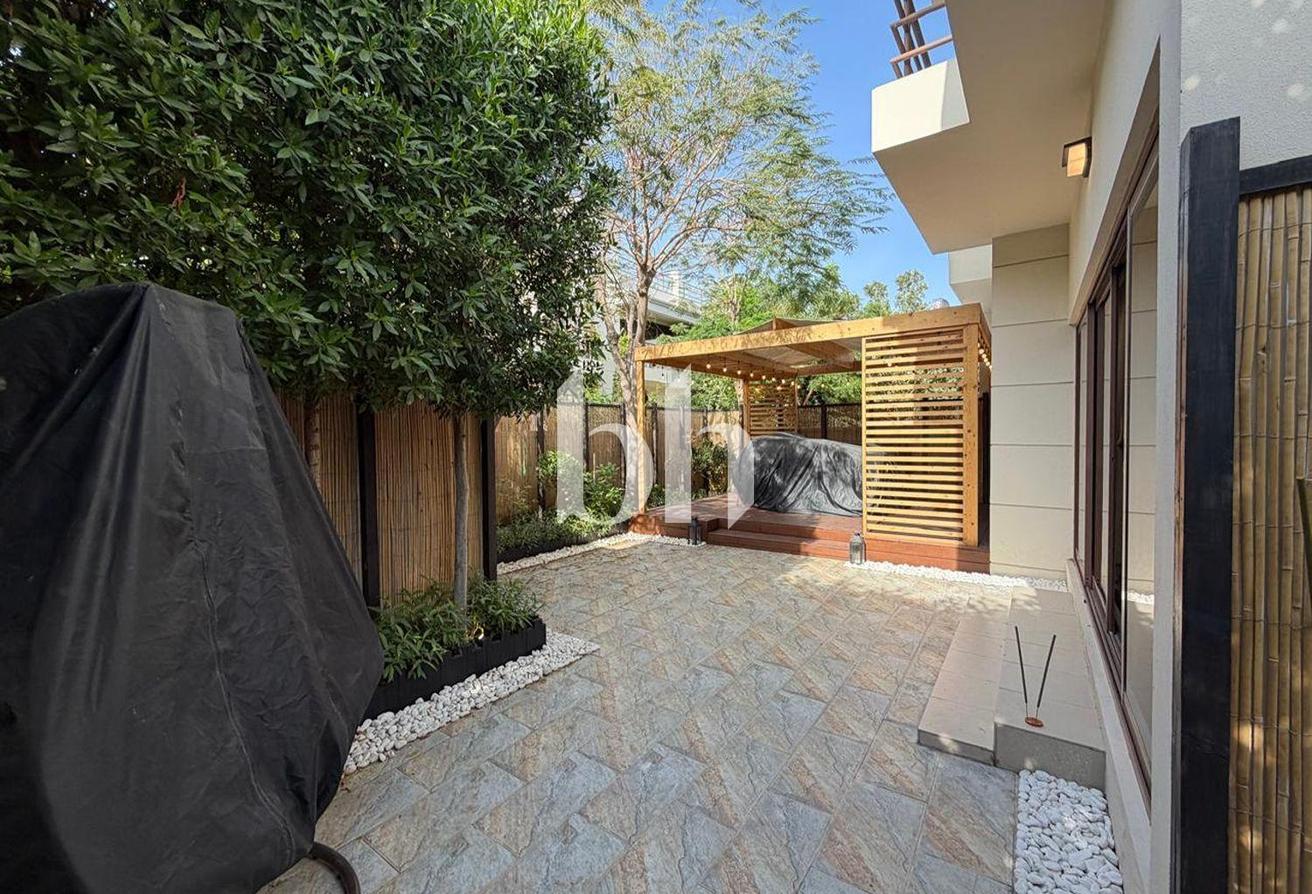 Upgraded 4 Bedroom | Unfurnished | Private Garden photo 3