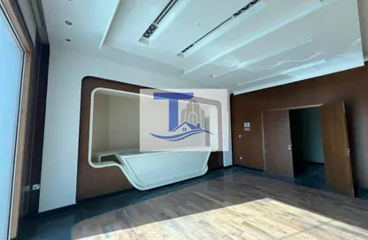 صالة عرض - استوديو - 4 حمامات للايجار في معسكر آل نهيان - أبوظبي
