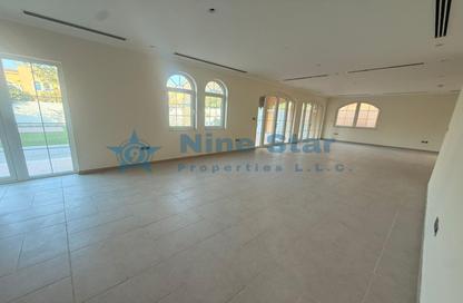 Villa - 5 Bedrooms - 6 Bathrooms for rent in District 2 - Jumeirah Park - Dubai