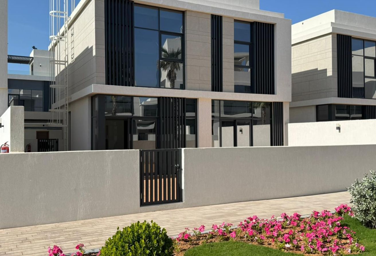 Modern 3BR Villa comfort and style | Dana Bay