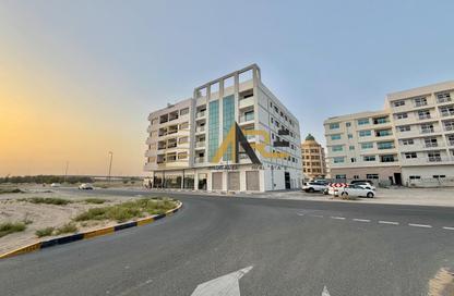 عمارة بالكامل - 8 غرف نوم - 8 حمامات للبيع في تجارية مويلح - الشارقة
