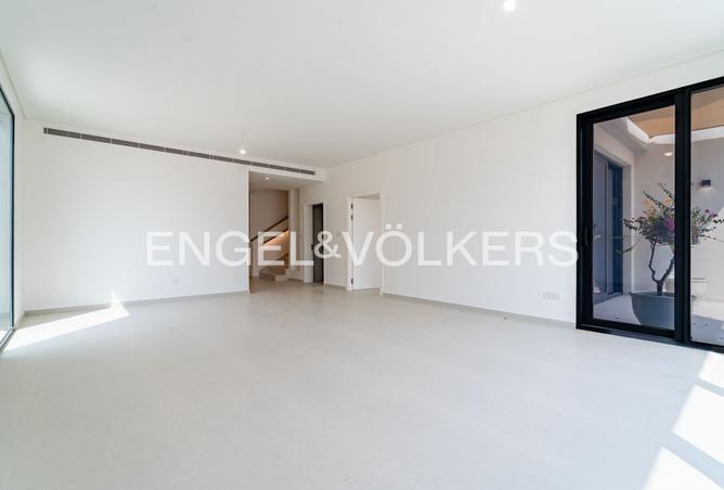 4-bed townhouse in Jebel Ali Village Townhouses · Upgraded · Corner unit — photo 4