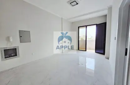 شقة - غرفة نوم - 2 حمامات للايجار في الزاهية - تجارية مويلح - الشارقة