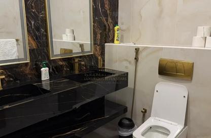 Apartment - 6 Bedrooms - 7 Bathrooms for sale in Blue Tower - Al Majaz 3 - Al Majaz - Sharjah Apartment - 6 Bedrooms - 7 Bathrooms for sale in Blue Tower - Al Majaz 3 - Al Majaz - Sharjah