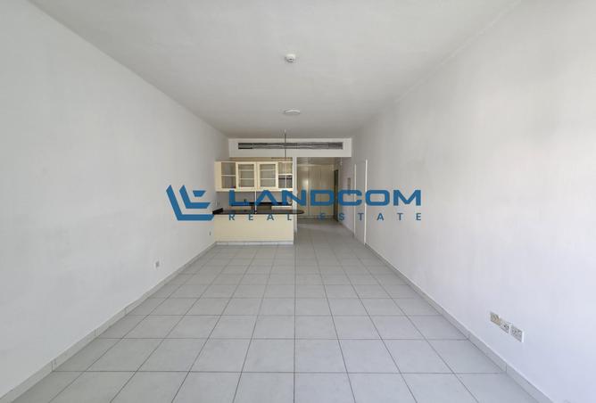 Spacious Studio| Close to Metro | With Balcony