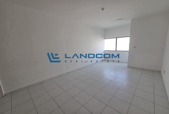 Spacious Studio| Close to Metro | With Balcony photo 3