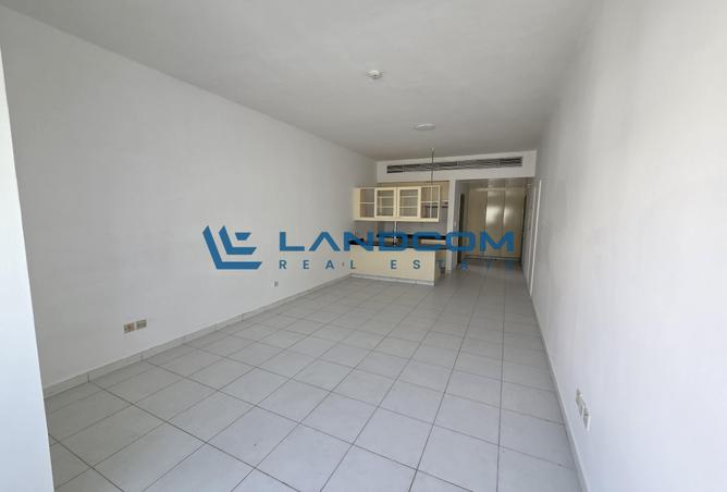Spacious Studio| Close to Metro | With Balcony photo 2