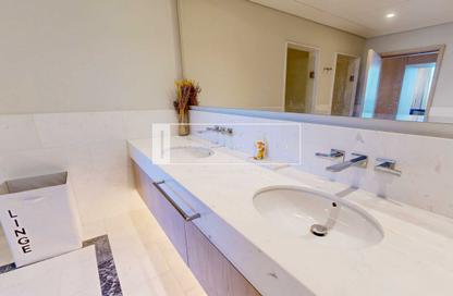 Apartment - 1 Bedroom - 2 Bathrooms for sale in The Palm Tower - Palm Jumeirah - Dubai