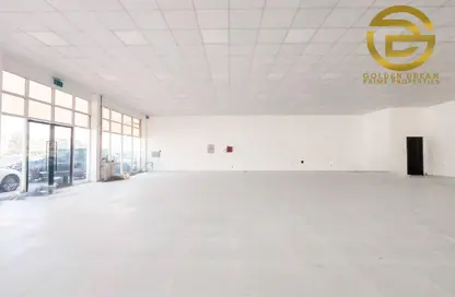 Show Room - Studio - 1 Bathroom for rent in Umm Ramool - Dubai