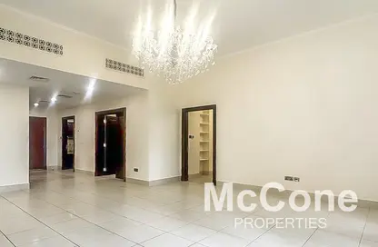 شقة - 2 غرف نوم - 3 حمامات للايجار في ينسون 8 - ينسون - دبي القديمة - وسط مدينة دبي - دبي