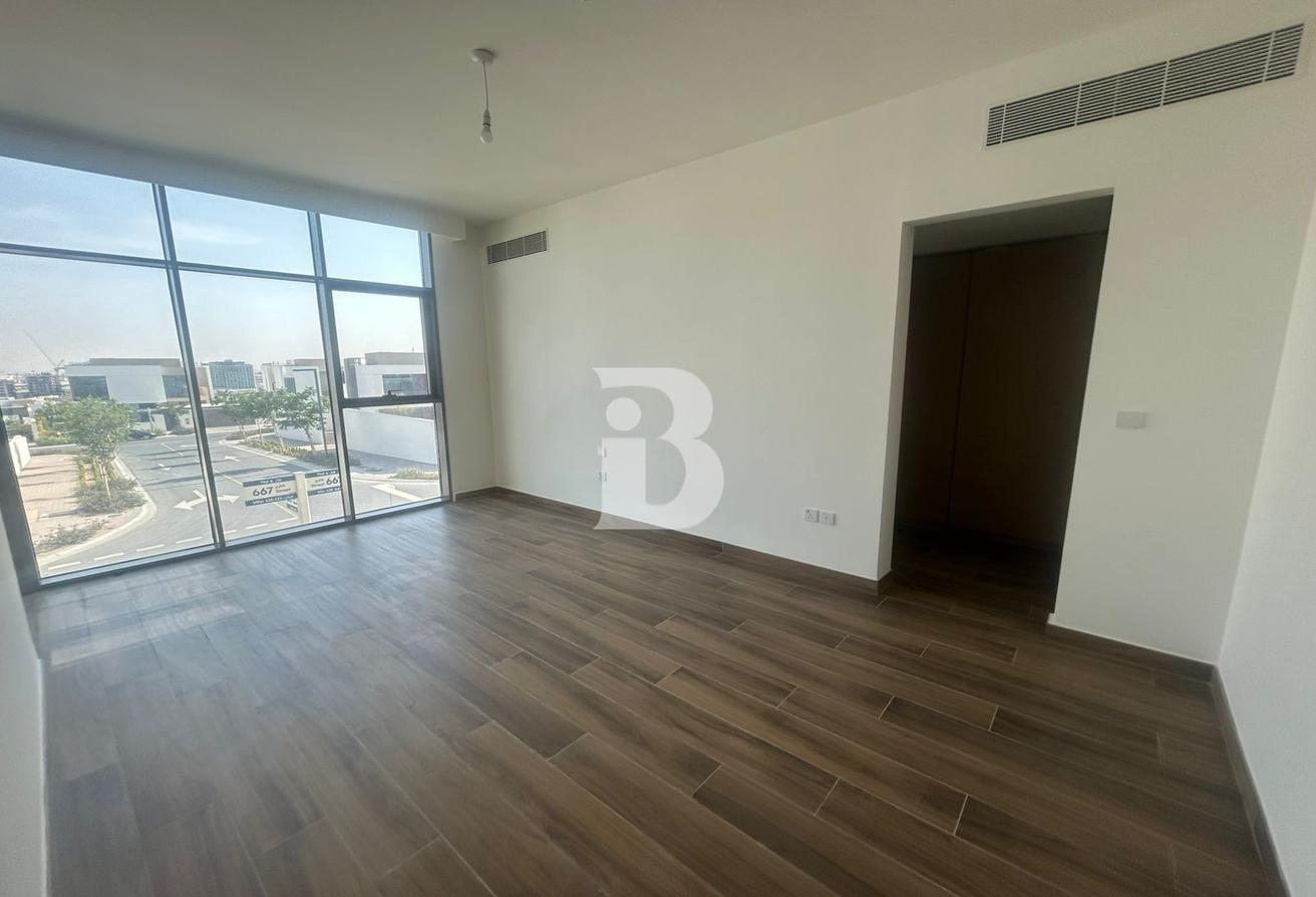 Single Row | 5 Bed Elevated Villa with Driver Room photo 4