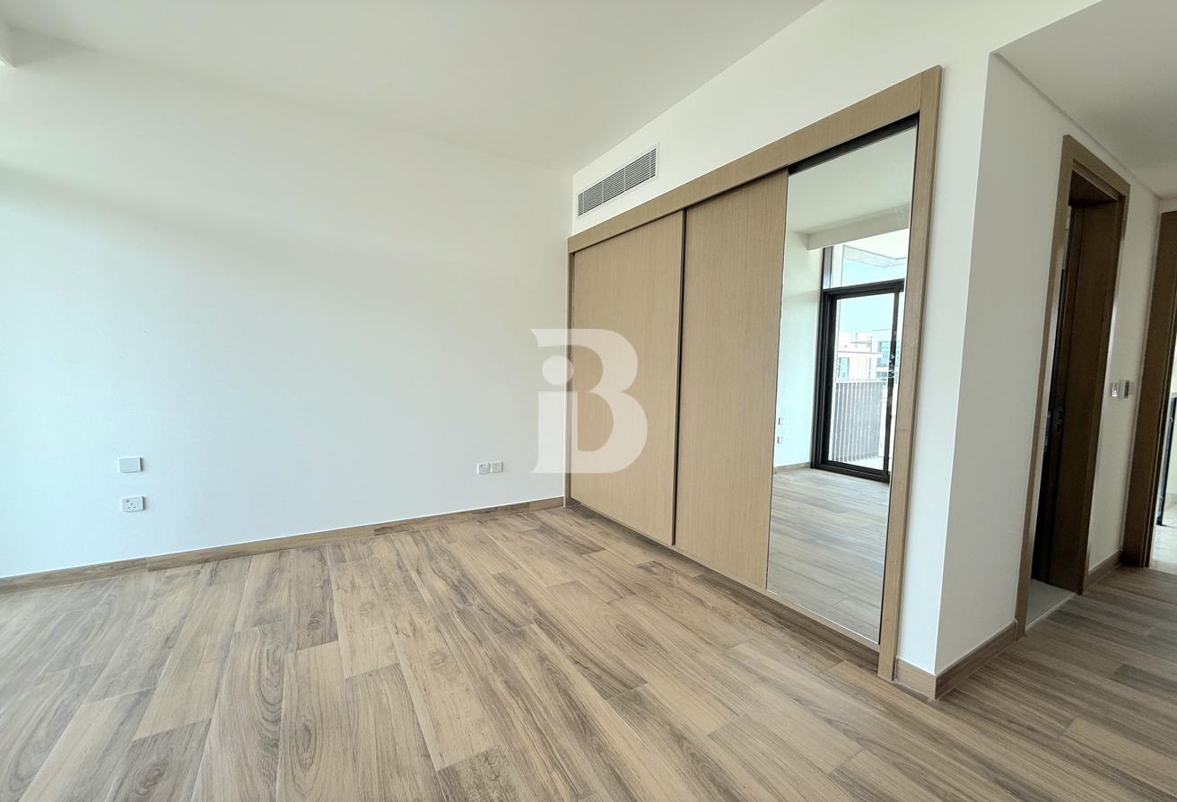Single Row | 5 Bed Elevated Villa with Driver Room photo 17