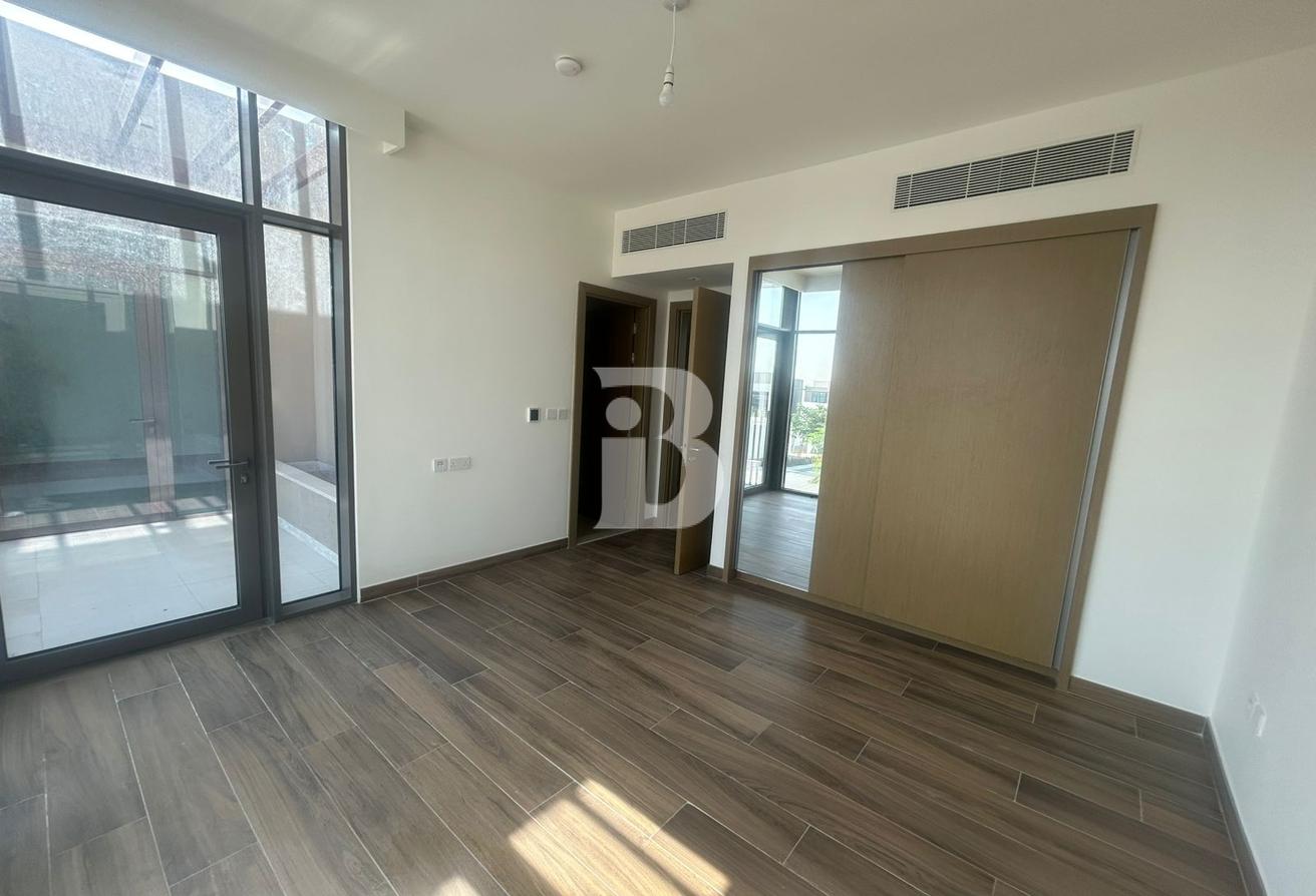 Single Row | 5 Bed Elevated Villa with Driver Room photo 5