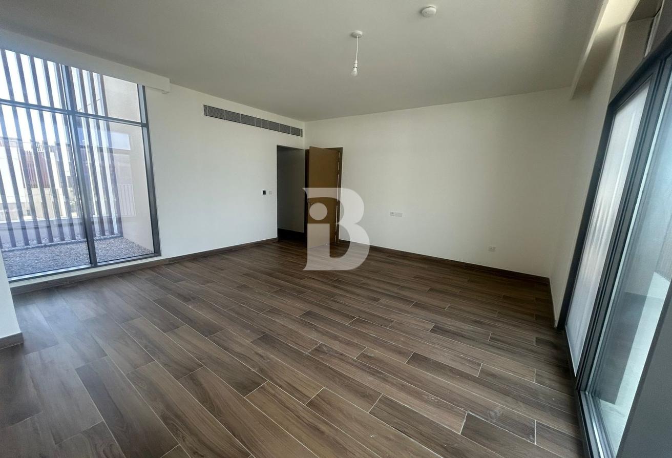Single Row | 5 Bed Elevated Villa with Driver Room photo 3