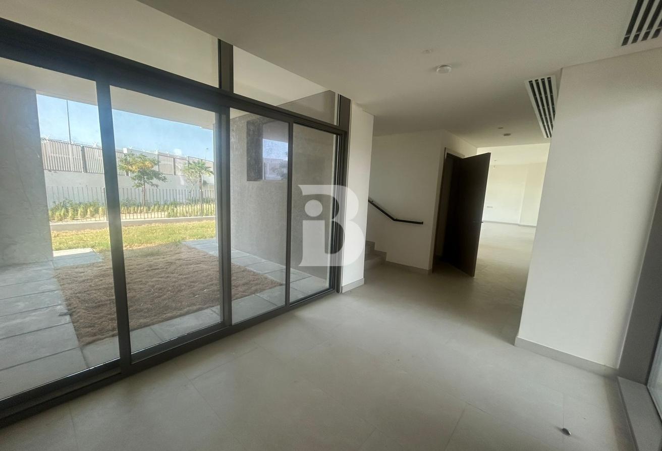 Single Row | 5 Bed Elevated Villa with Driver Room photo 6