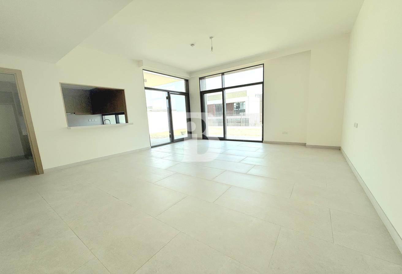 Single Row | 5 Bed Elevated Villa with Driver Room photo 2