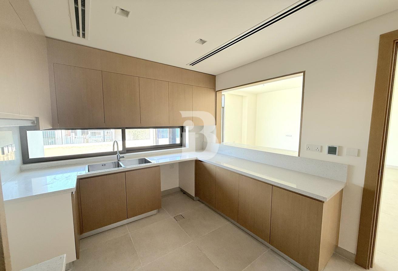 Single Row | 5 Bed Elevated Villa with Driver Room photo 15