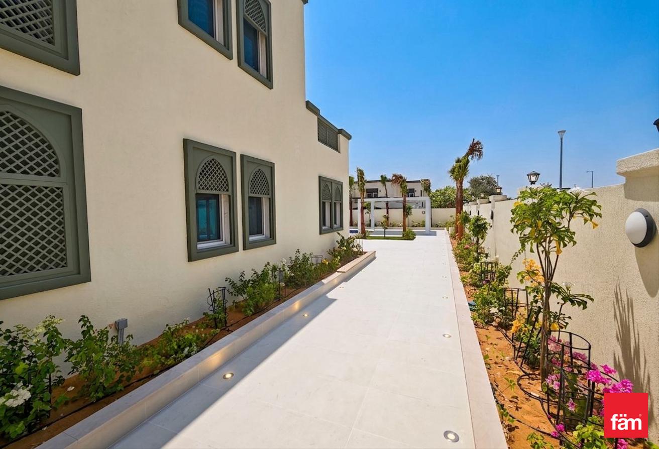 Upgraded | Modern Finishings | Corner | Pool | New photo 15