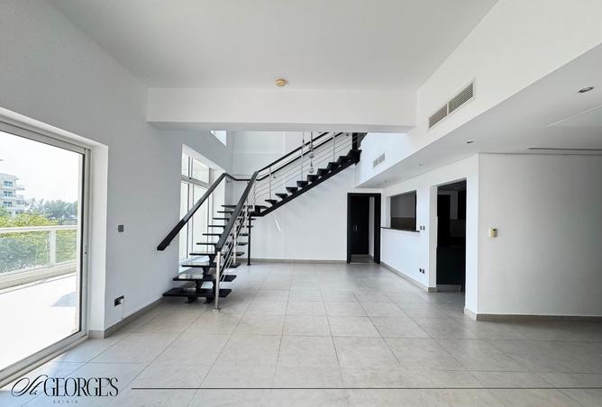 VACANT | CORNER UNIT | 3 BEDROOM photo 2