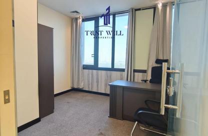 Business Centre - Studio - 4 Bathrooms for rent in Dar Al Salam Building - Corniche Road - Abu Dhabi