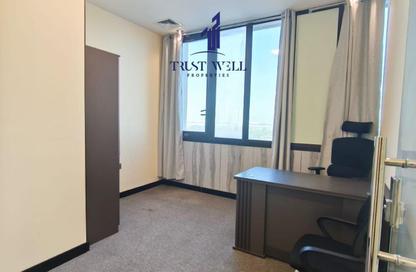 Business Centre - Studio - 4 Bathrooms for rent in Dar Al Salam Building - Corniche Road - Abu Dhabi