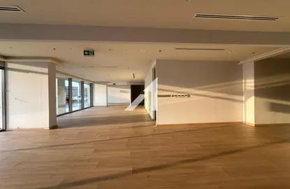 صالة عرض - استوديو - 4 حمامات للايجار في برج حديقة الشعفار - الكرامة - دبي