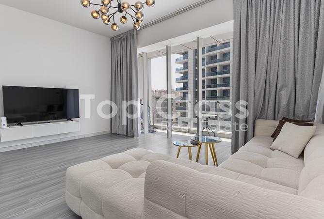 Fully Furnished| Upgraded | Mid Floor | Rented