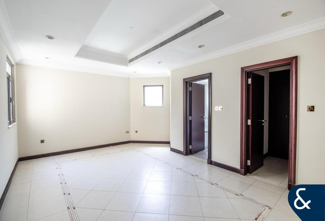 Rare 3 Floors | 5 Bedroom | Skyline View photo 5