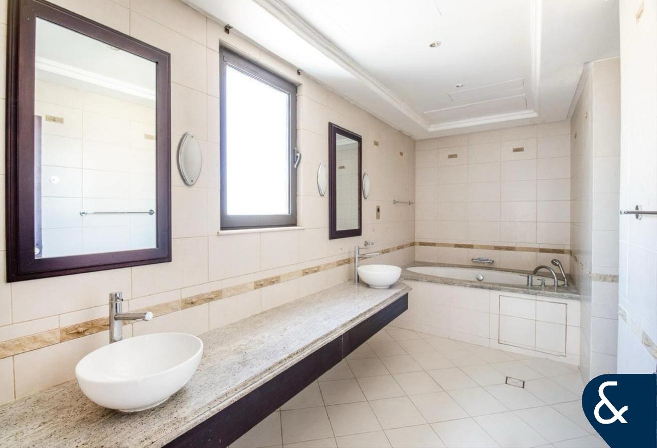 Rare 3 Floors | 5 Bedroom | Skyline View photo 14