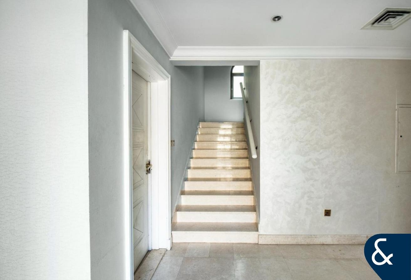 Rare 3 Floors | 5 Bedroom | Skyline View photo 6