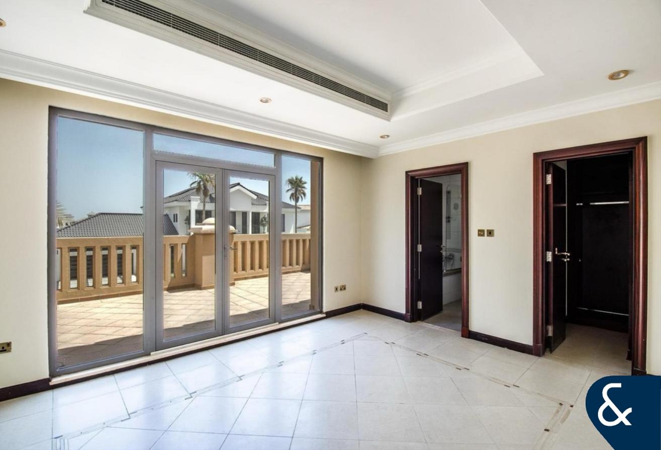 Rare 3 Floors | 5 Bedroom | Skyline View photo 4