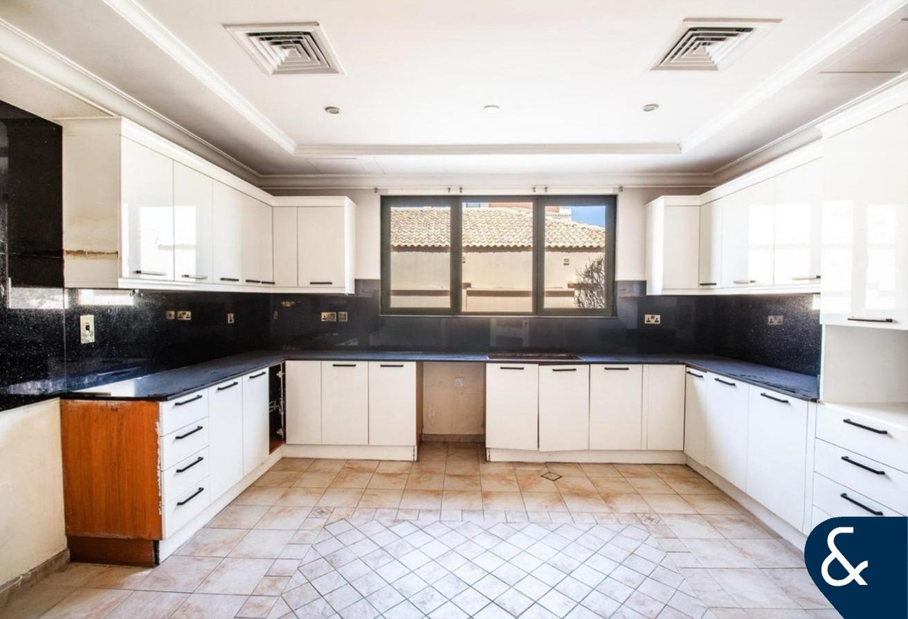 Rare 3 Floors | 5 Bedroom | Skyline View photo 12