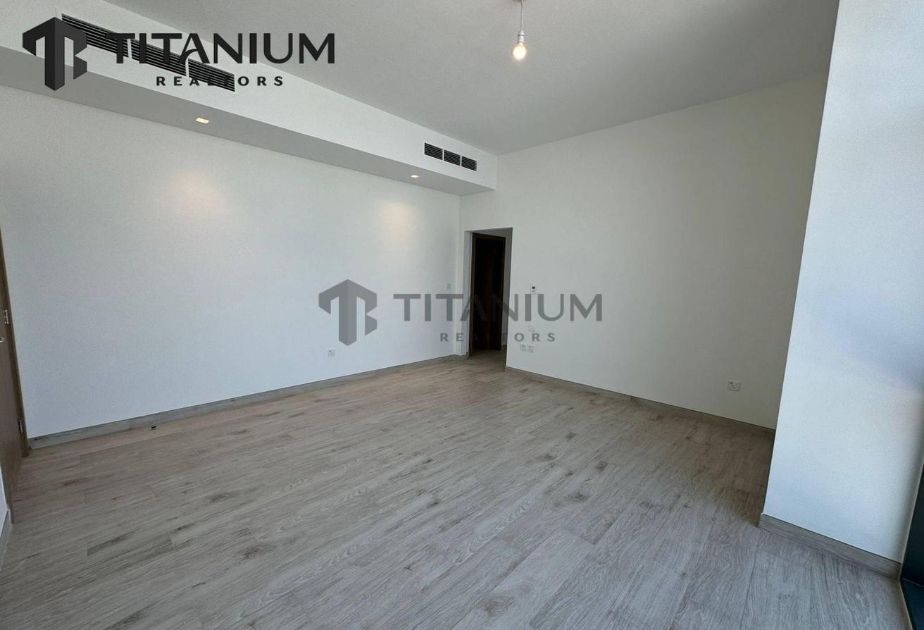 Ready to Move | Spacious 4BR Villa | Great Value photo 3