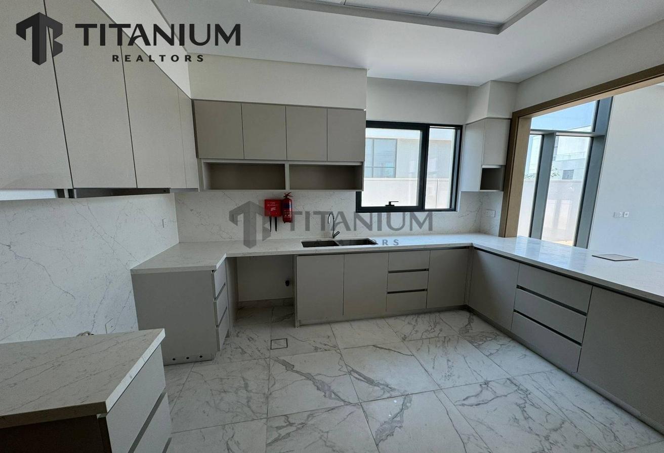 Ready to Move | Spacious 4BR Villa | Great Value photo 5