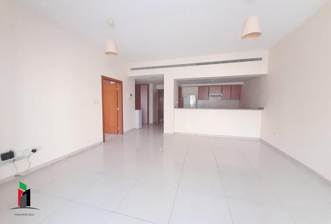 Well Maintained| Green view| Vacant| Chiller Free photo 2