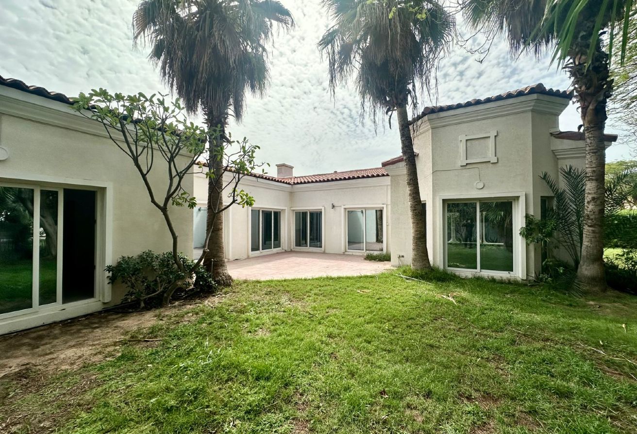 SPACIOUS VILLA | CORNER LOT| VACANT