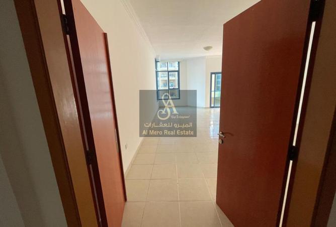 Spacious 3-bedroom apartment with aliving room an