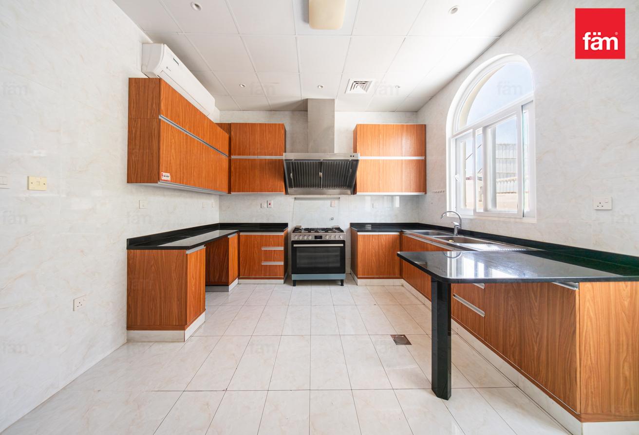Modern villa with nearby schools & amenities photo 14