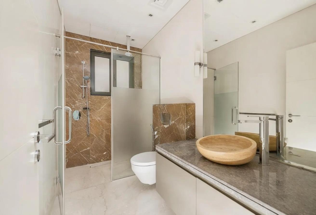 Upgraded | Unfurnished | Amazing views photo 11