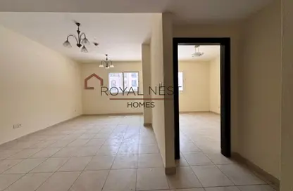 شقة - غرفة نوم - 2 حمامات للايجار في J02 - طراز مغربي - المدينة العالمية - دبي